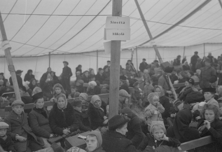 Teltasta, jossa sadat evakot odottavat alkuvalmistelujen jälkeen etelään pääsyä.
