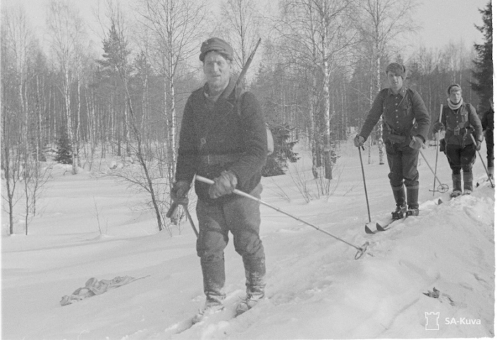Asemiin siirtymistä maastossa hiihtäen