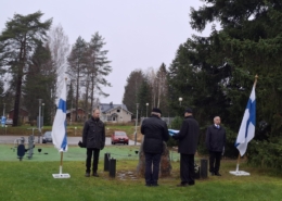 Kuvassa seppeleenlasku muistomerkille.