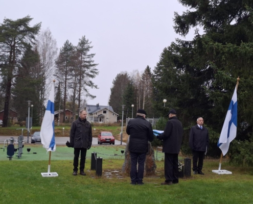 Kuvassa seppeleenlasku muistomerkille.