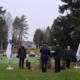 Kuvassa seppeleenlasku muistomerkille.