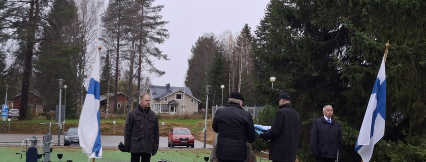 Kuvassa seppeleenlasku muistomerkille.