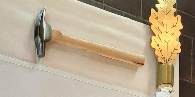 Kuvassa Lipun tammenlehväkärki ja lipun naulausvasara.